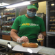 Una empleada de Subway preparando uno de los tradicionales bocadillos en Londres.